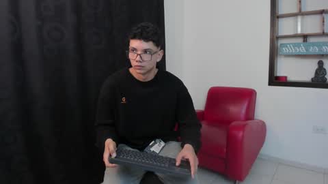 Snapshot of magic_boy01 chatting on December 5, 10:45 pm Damian Rivers online show from December 5, 10:45 pm