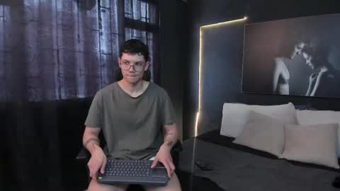 Snapshot of magic_boy01 chatting on October 3, 8:25 pm Damian Rivers online show from October 3, 8:25 pm