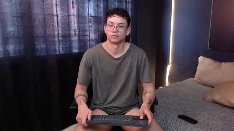 Snapshot of magic_boy01 chatting on October 4, 8:35 pm Damian Rivers online show from October 4, 8:35 pm