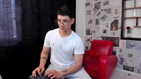 Snapshot of magic_boy01 chatting on February 19, 7:48 pm Damian Rivers online show from February 19, 7:48 pm