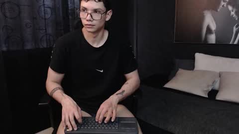 Snapshot of magic_boy01 chatting on October 10, 9:39 pm Damian Rivers online show from October 10, 9:39 pm
