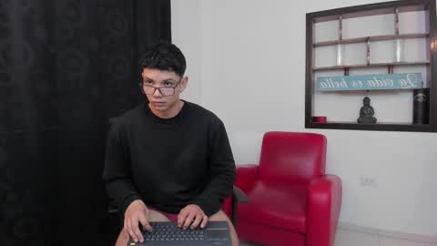 Snapshot of magic_boy01 chatting on December 2, 9:59 pm Damian Rivers online show from December 2, 9:59 pm