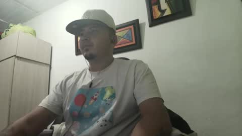 Snapshot of magic_milk23 chatting on October 6, 4:17 am magic_milk23 online show from October 6, 4:17 am