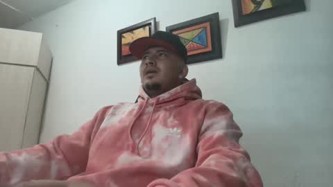 Snapshot of magic_milk23 chatting on October 31, 9:01 am magic_milk23 online show from October 31, 9:01 am