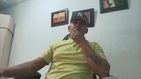 Snapshot of magic_milk23 chatting on October 28, 5:10 am magic_milk23 online show from October 28, 5:10 am