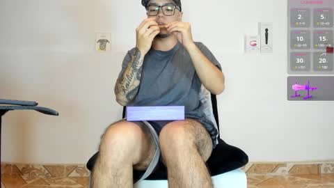 Snapshot of male_pussy chatting on February 24, 10:25 pm ADAM online show from February 24, 10:25 pm