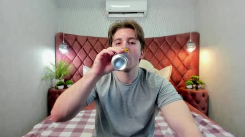 Mark online show from April 1, 8:28 pm