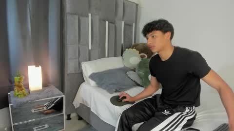 Snapshot of mash_angelo chatting on October 12, 5:18 pm mash_angelo online show from October 12, 5:18 pm