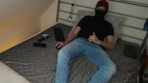 masked_horny_guy online show from January 8, 9:21 am
