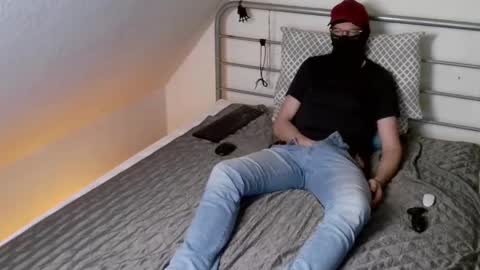 masked_horny_guy online show from January 10, 7:04 am