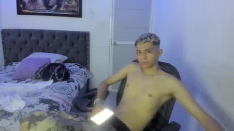 Snapshot of master_boy28 chatting on March 3, 7:23 pm master_boy28 online show from March 3, 7:23 pm