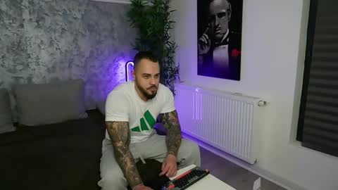 masterkingmuscle online show from December 18, 9:00 pm