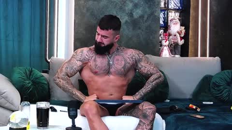 Snapshot of masterkingofmuscle chatting on December 17, 12:33 pm masterkingofmuscle online show from December 17, 12:33 pm