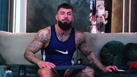 Snapshot of masterkingofmuscle chatting on December 20, 11:10 am masterkingofmuscle online show from December 20, 11:10 am