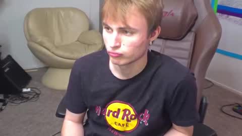 Snapshot of mattcashxxx chatting on February 15, 2:05 am Matt Cash online show from February 15, 2:05 am