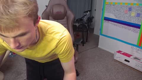 Snapshot of mattcashxxx chatting on December 18, 2:10 am Matt Cash online show from December 18, 2:10 am