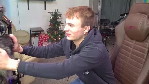 Snapshot of mattcashxxx chatting on December 15, 5:10 pm Matt Cash online show from December 15, 5:10 pm