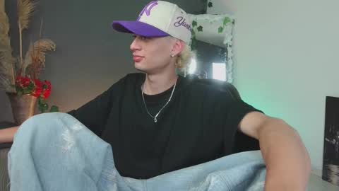 mattias     online show from October 22, 3:54 am