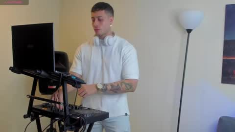 Snapshot of mattsaill_ chatting on September 29, 12:20 am mattsaill_ online show from September 29, 12:20 am