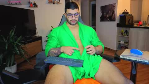 Max online show from November 17, 1:52 am