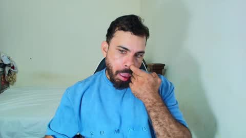 Snapshot of max_love25 chatting on October 13, 3:01 am max_love25 online show from October 13, 3:01 am