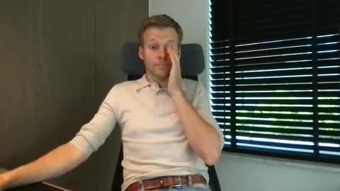 Snapshot of max_straight_1 chatting on September 18, 7:10 am Max take off clothes online show from September 18, 7:10 am