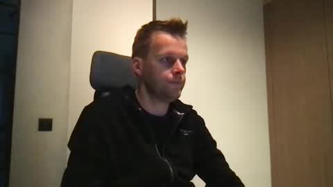 Snapshot of max_straight_1 chatting on December 6, 7:43 am Max take off clothes online show from December 6, 7:43 am