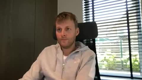 Snapshot of max_straight_1 chatting on October 7, 8:40 am Max take off clothes online show from October 7, 8:40 am