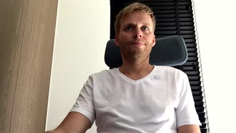 Snapshot of max_straight_1 chatting on October 9, 11:37 am Max take off clothes online show from October 9, 11:37 am