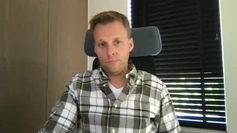 Snapshot of max_straight_1 chatting on September 29, 12:03 pm Max take off clothes online show from September 29, 12:03 pm