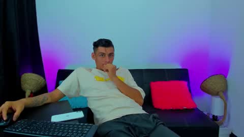 Snapshot of max_wild01 chatting on October 8, 5:28 pm MAX online show from October 8, 5:28 pm