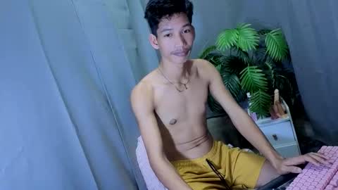 Snapshot of maxiebunny99 chatting on October 14, 5:14 am Reyn online show from October 14, 5:14 am