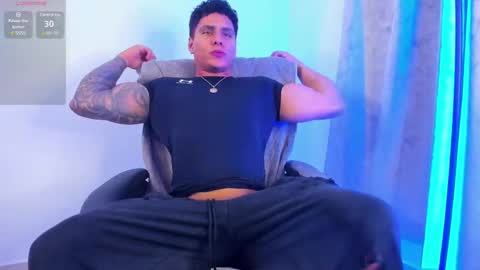 Snapshot of maximoscott_ chatting on February 23, 8:20 pm Maximoscott online show from February 23, 8:20 pm