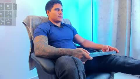 Snapshot of maximoscott_ chatting on March 8, 11:18 pm Maximoscott online show from March 8, 11:18 pm