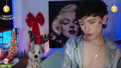 Snapshot of maxiy_001 chatting on December 4, 7:39 am Max online show from December 4, 7:39 am