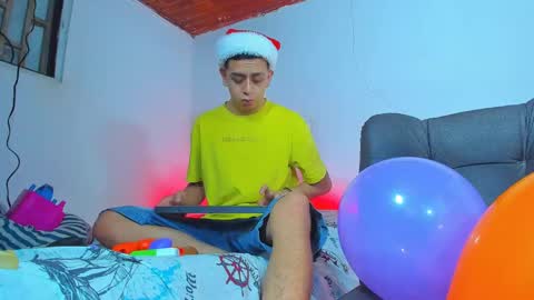 Snapshot of maxowens_oficial chatting on December 24, 10:39 pm MAX online show from December 24, 10:39 pm