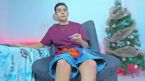 Snapshot of maxowens_oficial chatting on December 15, 11:31 pm MAX online show from December 15, 11:31 pm