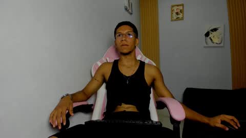 Snapshot of maxvibe420 chatting on October 5, 7:18 pm maxvibe420 online show from October 5, 7:18 pm