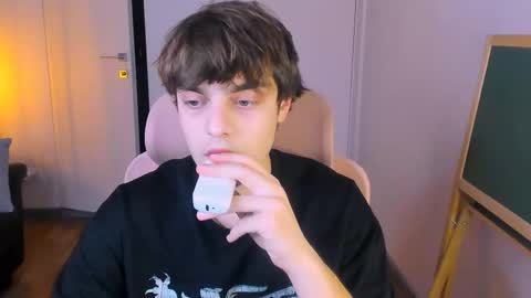 Max online show from March 6, 6:49 pm