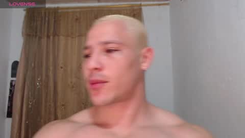 Snapshot of maxwel949813 chatting on December 2, 10:38 am Max online show from December 2, 10:38 am