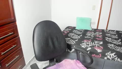 Snapshot of maxx_sexx chatting on February 9, 4:57 am maxx online show from February 9, 4:57 am