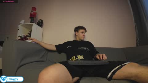 Snapshot of maygly chatting on February 7, 7:18 am Slava and Alextatto online show from February 7, 7:18 am