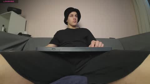 Snapshot of maygly chatting on December 9, 6:45 am Slava and Alextatto online show from December 9, 6:45 am