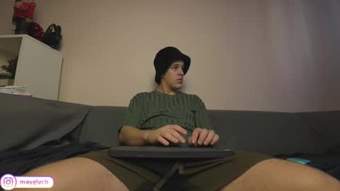 Snapshot of maygly chatting on February 22, 7:01 am Slava and Alextatto online show from February 22, 7:01 am