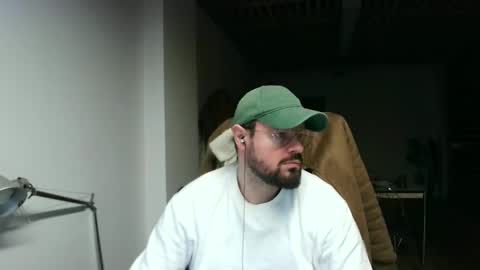 Snapshot of maythe4bwu chatting on December 31, 12:15 pm maythe4bwu online show from December 31, 12:15 pm