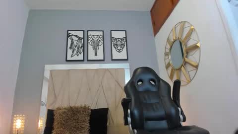 Snapshot of mickey_beasley chatting on October 15, 11:34 pm mickey online show from October 15, 11:34 pm