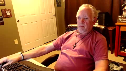 Snapshot of midwestdad09 chatting on October 6, 11:26 am midwestdad09 online show from October 6, 11:26 am