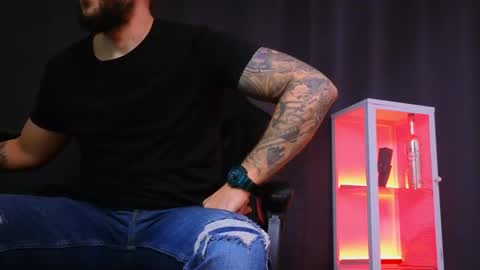 Snapshot of mightyaaron chatting on December 18, 4:39 pm MightyAaron online show from December 18, 4:39 pm