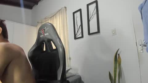 Snapshot of miguel_hz chatting on February 4, 8:17 pm Miguel Hernandez online show from February 4, 8:17 pm
