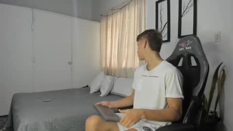 Snapshot of miguel_hz chatting on February 6, 4:25 pm Miguel Hernandez online show from February 6, 4:25 pm
